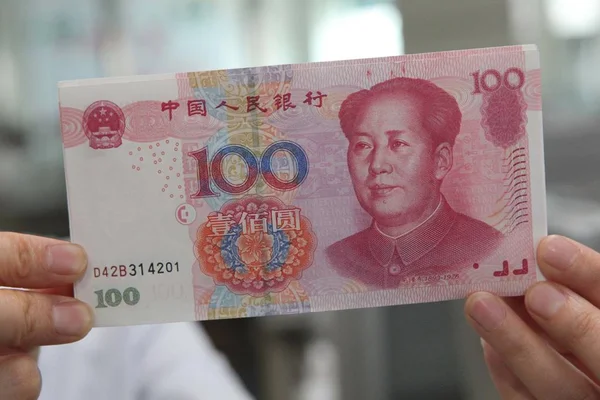 Impiegato Cinese Mostra Banconote Rmb Renminbi Yuan Una Banca Nella — Foto Stock