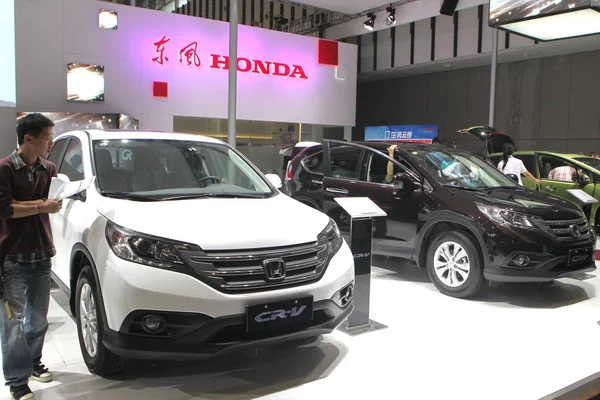 Visitante Passa Por Honda Suv Durante Uma Exposição Automóveis Cidade — Fotografia de Stock
