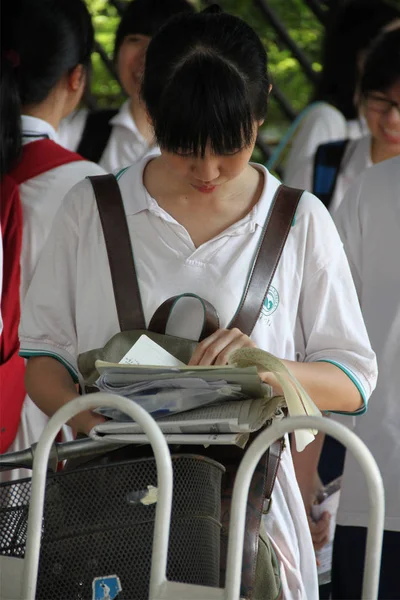 Chińskie Badania Egzaminowanego Czekając Poza Miejscem Testowym Rocznego Egzaminu Krajowego — Zdjęcie stockowe