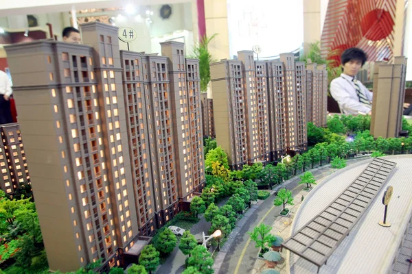 2011年7月1日 在中国上海的房地产交易会上 一名售货员在住宅公寓项目的展台等待购房者 — 图库照片