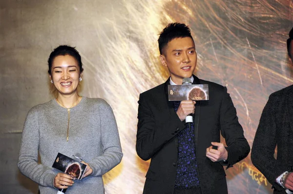 Actriz China Gong Izquierda Actor Chino Feng Shaofeng Asisten Una —  Fotos de Stock