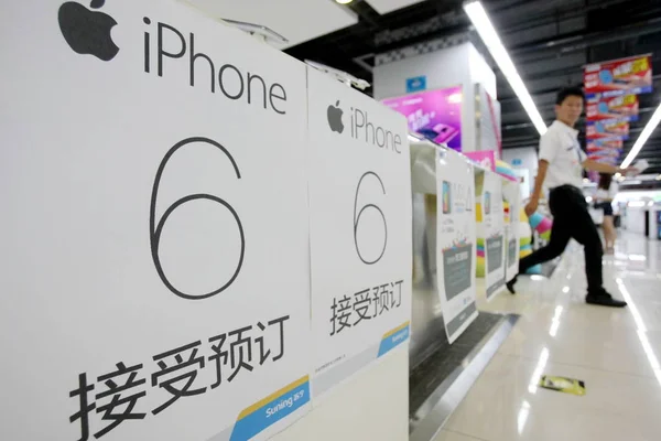 2014年9月18日 在中国上海的一家商店里 一位顾客走过一个柜台 那里陈列着苹果Iphone 6智能手机的预订海报 — 图库照片