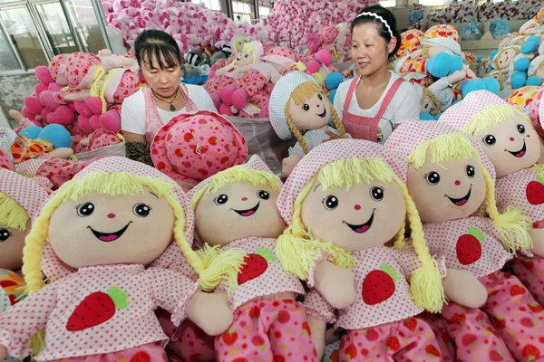 Γυναίκες Κινέζοι Εργάτες Ράβουν Παραγεμισμένα Παιχνίδια Για Εξαχθούν Στις Ηνωμένες — Φωτογραφία Αρχείου