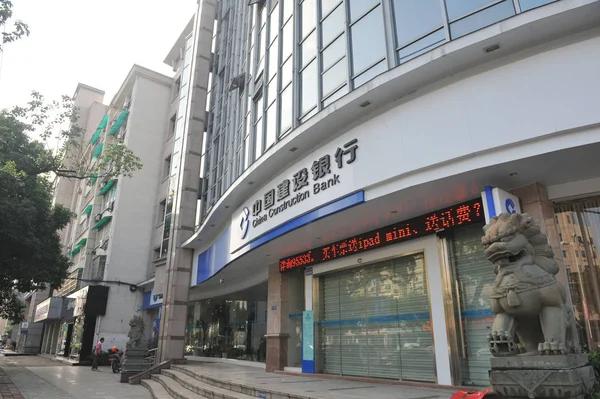 Вид Филиал Китайского Банка Реконструкции Ccb Городе Линнань Восточная Провинция — стоковое фото