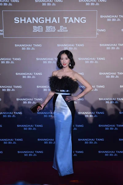 台湾のモデルで女優リン チーリン ポーズ 2014 上海に上海唐の 周年記念 中国ファッション シック ファッションショーに到着すると — ストック写真