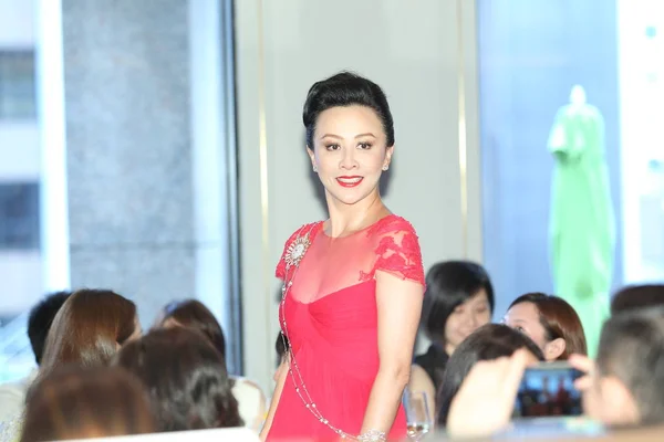 香港女星刘嘉玲于2014年8月6日在中国香港举行的珠宝品牌周大福和梦幻岛珠宝品牌85周年庆典上合影 — 图库照片