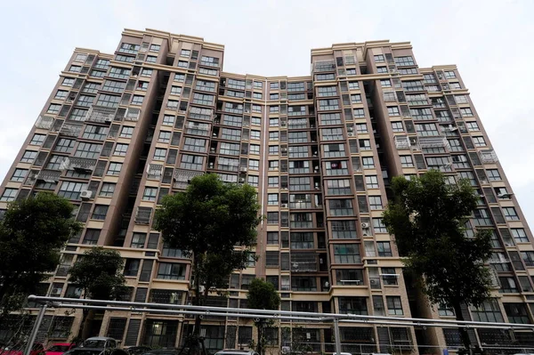 Los Dos Edificios Apartamentos Chocan Entre Los Aleros Comunidad Xinyuan — Foto de Stock