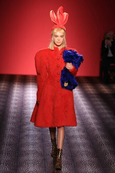 Modell Visar Skapelse Schiaparelli Sin Höst Vinter 2014 Haute Couture — Stockfoto