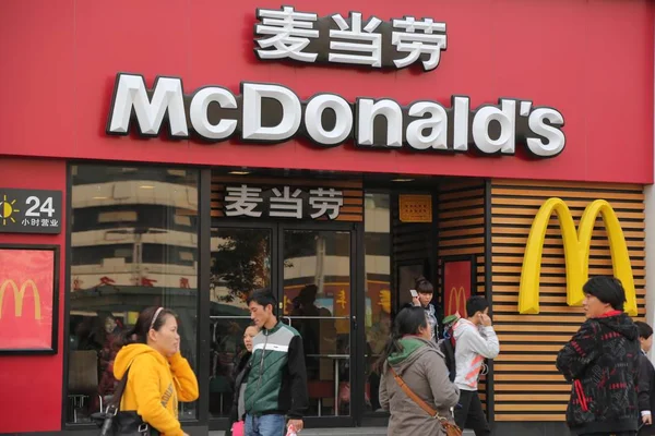 Pedestres Passam Por Restaurante Fast Food Mcdonalds Cidade Zhengzhou Província — Fotografia de Stock