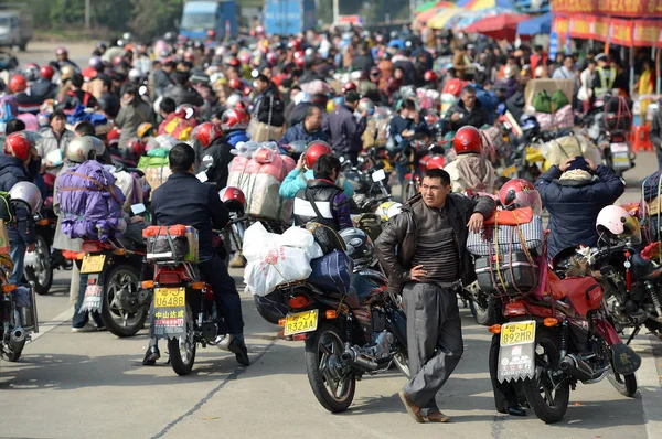 Китайские Рабочие Мигранты Обратном Пути Мотоцикле Китайскому Лунному Новому Году — стоковое фото