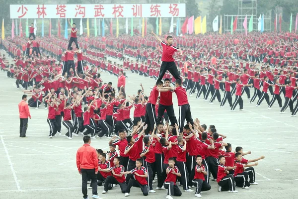 Chinesische Studenten Führen Während Der Eröffnungszeremonie Des Chinesischen Shaolin Wushu — Stockfoto
