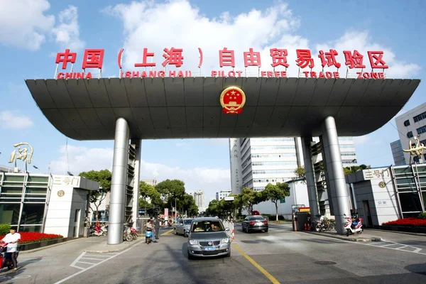 Auta Procházejí Bránou Čínské Šanghaje Pilotní Zóny Volného Obchodu Waigaoqiao — Stock fotografie