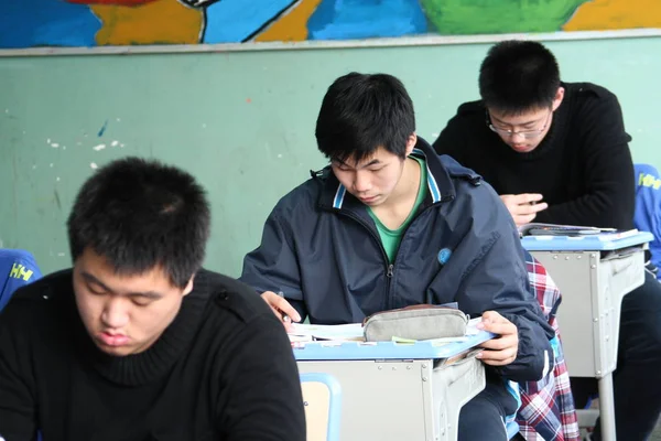 2013年2月27日 中国高中生在上海上海第八中学上课 — 图库照片