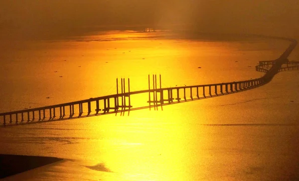 Näkymä Jiaozhou Bayn Sillalle Jota Kutsutaan Myös Qingdao Gulf Bridgeksi — kuvapankkivalokuva