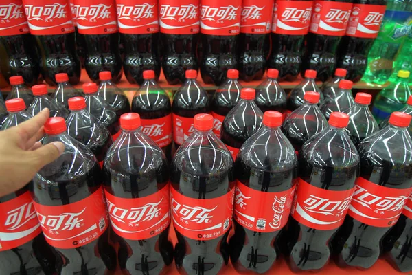 Zákazník Koupí Láhev Coly Nápoj Coca Cola Supermarketu Městě Nantong — Stock fotografie