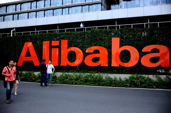 Zaměstnanci Projdete Kolem Loga Alibabu Ústředí Čínské Oblasti Komerce Alibaba — Stock fotografie