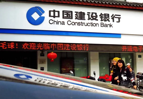 Gyalogosok Járni Elmúlt Fióktelepe Kína Építőipari Bank Ccb Sanghajban Kínában — Stock Fotó