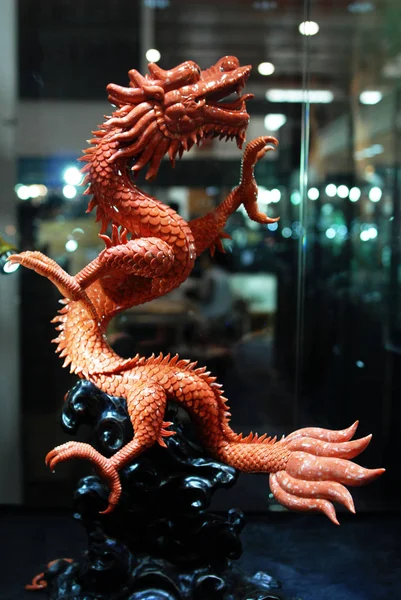 2011年11月25日 北京で開催された展覧会で 赤いサンゴのドラゴンが彫刻されたドラゴンを展示 — ストック写真