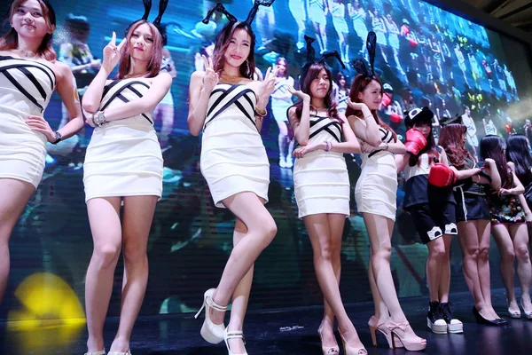 Showgirls Chinos Posa Línea Stand Snail Games Durante 12ª China — Foto de Stock