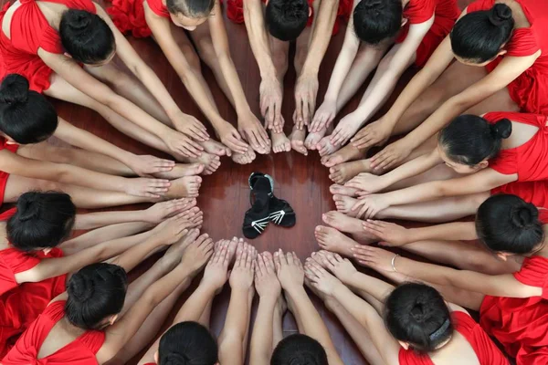 Les Jeunes Filles Chinoises Stationnant Ballet Leur Professeur Posent Comme — Photo