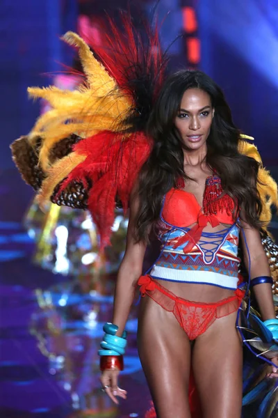 Puerto Rican Model Joan Smalls Zeigt Eine Neue Kreation Exotischer — Stockfoto