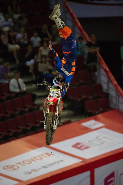 Piloto Realiza Compite Durante Noche Del Campeonato Mundial Motocross Estilo — Foto de Stock