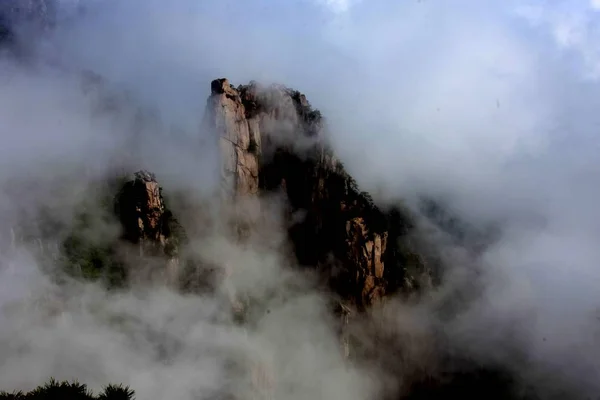 Los Consejos Montaña Ven Elevándose Por Encima Las Nubes Encantadoras — Foto de Stock