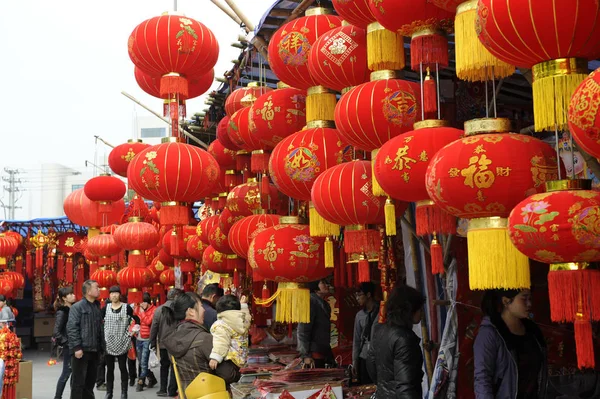 赤い提灯と装飾のため今後中国旧正月 東洋市 東中国浙江省 2013 日に商品市場での春祭りとして知られている中国の顧客ショップ — ストック写真