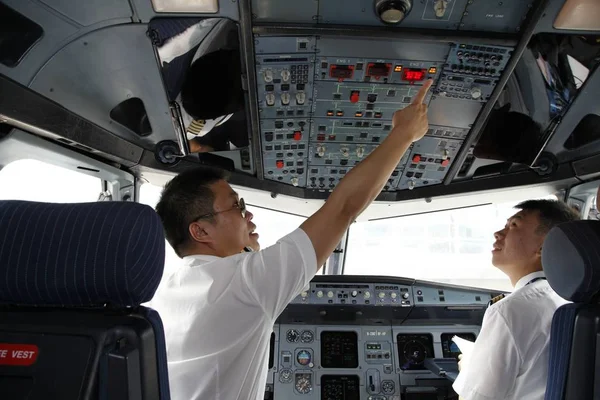 Los Pilotos Registran Cabina Avión Reacción Antes Vuelo Aeropuerto Internacional — Foto de Stock