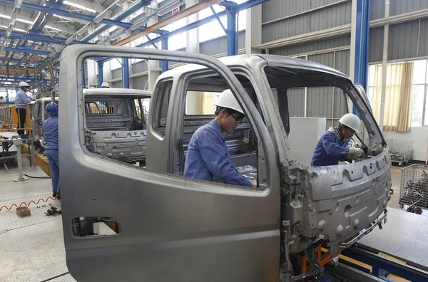 Trabajadores Chinos Montan Automóvil Línea Montaje Una Planta Automotriz Yunnan — Foto de Stock