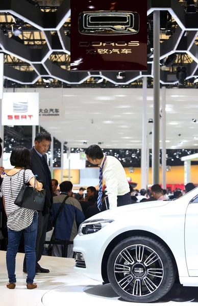 Bezoekers Kijken Naar Een Qoros Tijdens 15E Shanghai International Automobile — Stockfoto