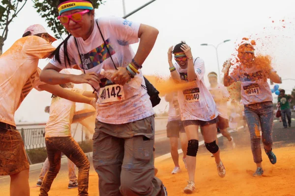 Participantes São Pulverizados Por Membros Equipe Com Colorido Enquanto Passam — Fotografia de Stock