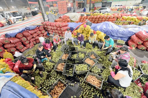 Des Ouvrières Chinoises Épluchent Des Noix Pendant Saison Des Récoltes — Photo