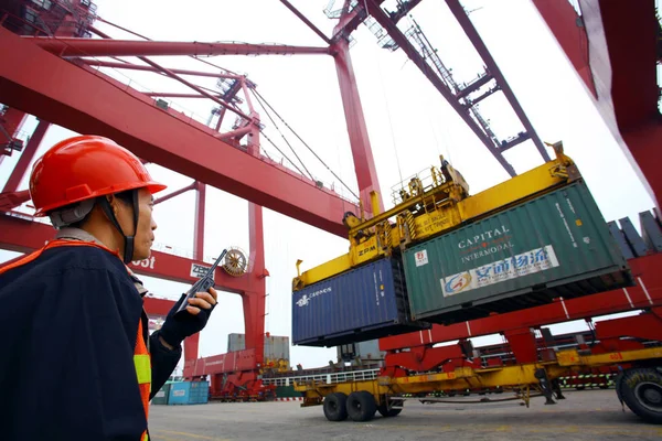 Worker Watches Containers Being Lifted Container Terminal Haikou City South — Stock Photo, Image