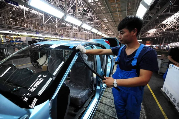Chinese Worker Assembles Car Assembly Line Plant Brilliance Auto Holdings — Stock Photo, Image