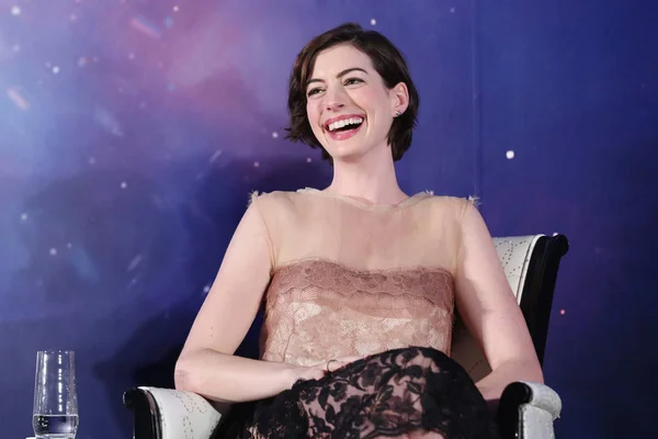 Actriz Estadounidense Anne Hathaway Sonríe Durante Una Conferencia Prensa Para —  Fotos de Stock