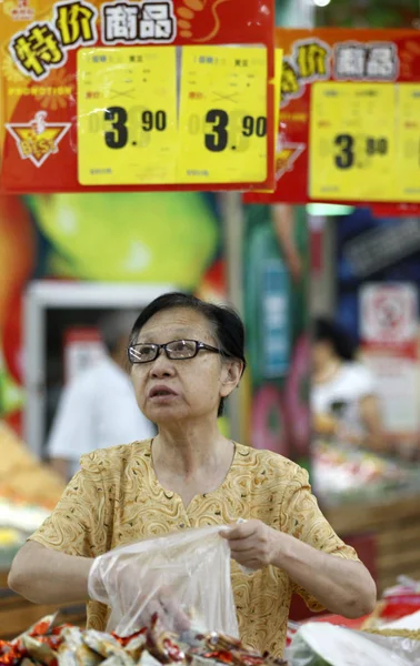Китайський Клієнт Дивиться Прайс Теги Вона Купує Закуски Супермаркеті Місті — стокове фото