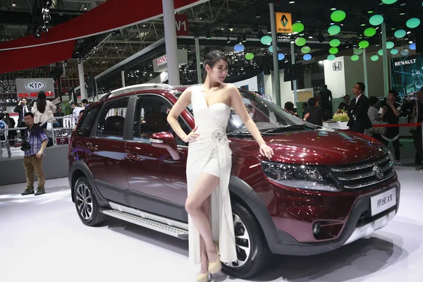 Model Pozuje Joyear Dongfeng Motor Podczas Beijing International Automotive Wystawy — Zdjęcie stockowe