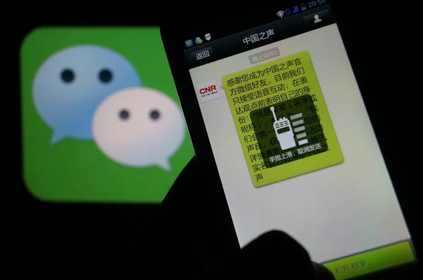 Ein Chinesischer Handynutzer Nutzt Die Messaging App Weixin Oder Wechat — Stockfoto