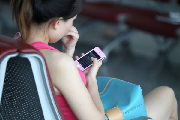 Китайский Пассажир Пользуется Смартфоном Apple Iphone Международном Аэропорту Чанша Хуанхуа — стоковое фото