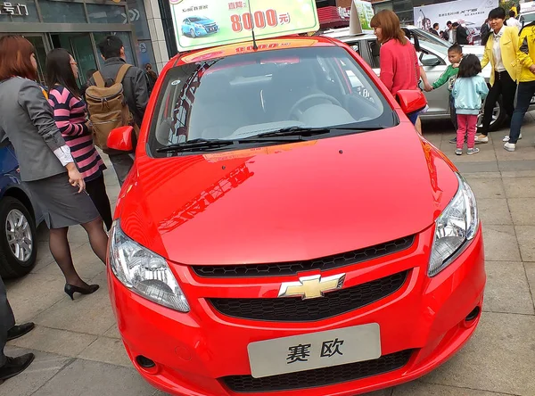 File Čínští Návštěvníci Podívejte Vůz Chevrolet Společný Podnik Mezi Saic — Stock fotografie