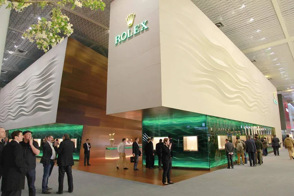 Pessoas Visitam Estande Rolex Durante Baselworld Watch Jewellery Show 2014 — Fotografia de Stock