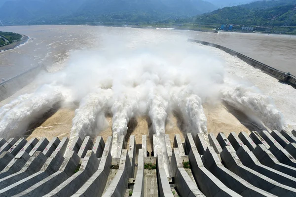 中国の湖北省イーチャン市の Yantze 川の三峡ダムから洪水が噴出し 9月3日2014 — ストック写真