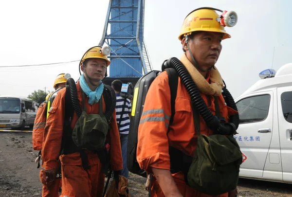 Chińscy Ratownicy Opuszczają Dongfang Coal Mine Misji Ratunkowej Kopalni Węgla — Zdjęcie stockowe