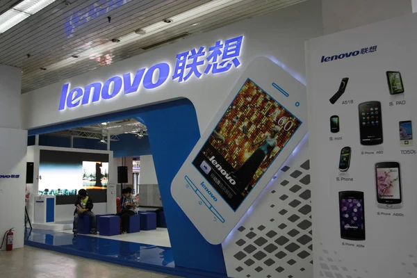 Відвідувачі Бачили Стенді Lenovo Смартфонів Під Час Виставки Пекіні Китай — стокове фото