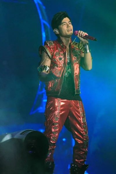 台湾歌手兼演员周杰伦2013年5月17日在中国上海举行的世界巡回演唱会上表演 — 图库照片