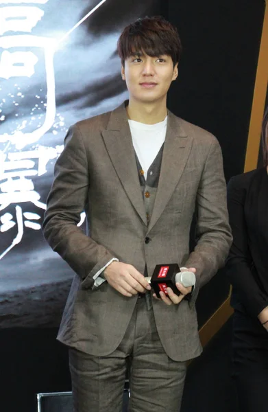 2014年11月3日 韩国歌手 演员李敏浩在中国上海举行的珠宝品牌周大福促销活动中摆姿势 — 图库照片