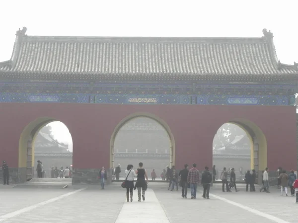 Les Touristes Marchent Temple Ciel Dans Smog Intense Pékin Chine — Photo