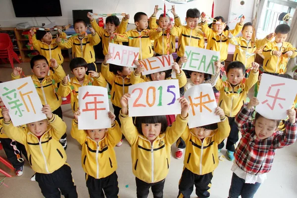 Young Kids Hold Signs Drew Celebrate New Year 2015 Kindergarten — Stock Photo, Image