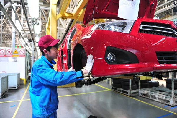 Chinese Worker Assembles Zhonghua Car Factory Brilliance Auto Shenyang City — Stock Photo, Image